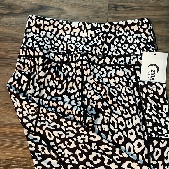 Women’s Zyia Active leopard light n tight Hi-rise 7/8 24” leggings - Picture 3 of 3